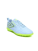 Championes de fútbol 5 Umbro modelo Vision TF para hombre, en color celeste con suela y detalles en verde lima. Presenta el logo de la marca en el lateral con diseño de rayas y cordones tono sobre tono.
