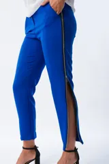 Pantalón azul eléctrico de corte cigarette, con bolsillos laterales y cierre lateral con cremallera plateada desde el tobillo hasta la cintura.