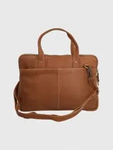 Maletín de cuero natural con compartimento principal con cierre, bolsillo interior acolchado para laptop, bolsillos adicionales con cierre y correas ajustables y desmontables.