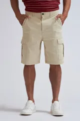 Bermuda cargo color beige claro, con bolsillos laterales tipo cargo con solapa y cierre frontal.
