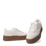 Championes urbanos Puma modelo Karmen II Idol SD, con capellada de gamuza en color beige y suela de plataforma alta en color marrón.