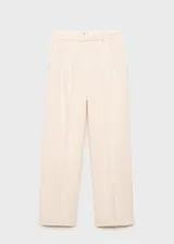 Pantalón de tiro medio color marfil, de diseño recto y largo, con pinzas frontales y bolsillos laterales.