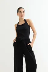 Musculosa negra con escote halter y espalda descubierta.