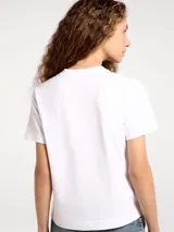 Camiseta de manga corta con cuello redondo, confeccionada en algodón de alta calidad con un corte clásico y versátil.