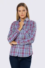 Camisa a cuadros azul, rosa y blanco, de manga larga y corte clásico.