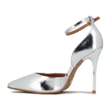 Zapato de tacón alto Vizzano, color plateado metalizado, con punta fina y tira ajustable al tobillo. El tacón es fino y plateado.