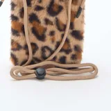Bolso bandolera para teléfono de textura peluda con estampado animal print de leopardo. Cuenta con una solapa superior de cuero sintético negro y correa de cordón ajustable en color beige.