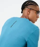 Remera deportiva de hombre con tecnología dry fit, cuello redondo y manga corta. Presenta un diseño liso en color azul con detalles discretos a contraste en la espalda y dobladillo.