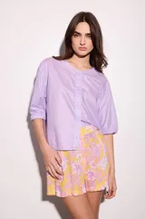 Short de lino color amarillo con estampado floral en tonos rosados y blancos.