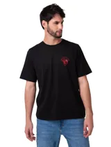 Remera negra de manga corta con cuello redondo, confeccionada en mezcla de algodón y poliéster reciclado. Presenta un gráfico estampado en color rojo y amarillo en el lado izquierdo del pecho y una etiqueta con el logo de la marca en el dobladillo inferior.