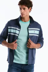 Remera de manga corta y cuello redondo en tono verde menta, con patrón de rayas sutiles en tejido jacquard y bordado del logo de un pingüino en el pecho.