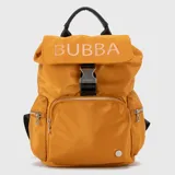 Mochila Bubba modelo Charlotte color mostaza, con cierre de solapa y hebilla metálica. Cuenta con múltiples bolsillos exteriores con cierre y asa superior de mano.