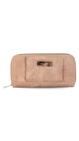 Billetera larga de diseño rectangular en tono beige, confeccionada en símil cuero con textura combinada. Cuenta con doble compartimento principal con cierre, solapa frontal con broche a presión, visor para documentos y tarjetero extraíble. Incluye monedero interno y múltiples espacios para billetes y tarjetas.