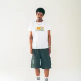 Bermuda negra confeccionada en nylon liviano, con cintura elastizada con cordón, bolsillos laterales y bolsillos cargo de perfil limpio.