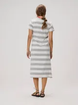 Vestido midi de algodón con diseño a rayas horizontales en tonos azul marino y marrón, corte recto con mangas cortas, cuello redondo rojo y pequeño bordado en el pecho.