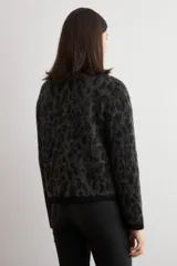 Cardigan de punto con estampado animal print en tonos gris oscuro y negro, con cuello redondo, cierre frontal de botones y mangas largas.