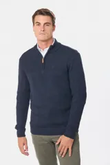 Buzo tejido de punto con textura, cuello alto y cierre frontal parcial. Presenta puños y ruedo acanalados, con un diseño clásico y versátil.