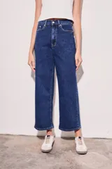 Pantalón de jean azul oscuro, de corte recto y tiro alto.