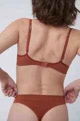 Soutien tipo bralette color beige, sin costuras y sin aro, con copas removibles. Confeccionado en microfibra, tiene breteles regulables y broche doble en la espalda con tres medidas.