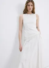 Vestido midi color blanco con diseño evasé, cuello redondo y sin mangas de tirante ancho. Cuenta con un detalle de pañuelo bordado en la cintura con cierre de cremallera lateral.