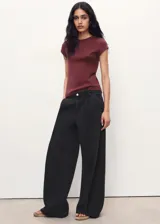 Camiseta de algodón de corte recto, con cuello redondo y mangas cortas con dobladillo.