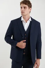 Saco azul oscuro de corte clásico, con solapa de muesca, cierre de dos botones, tres bolsillos delanteros y puños con cuatro botones.