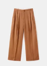 Pantalón de vestir de corte recto y tiro medio, color marrón, con pinzas frontales y bolsillos laterales.