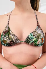 Top de bikini con estampado de hojas y animal print, con tiras finas para atar en cuello y espalda.