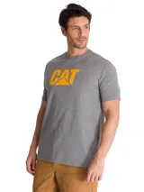 Remera gris de manga corta con logo de CAT estampado en el pecho.