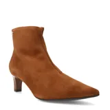 Bota de caña baja marca Bottero, confeccionada en gamuza color marrón camel, con punta fina y taco fino de altura media.