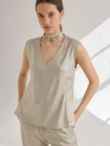 Top sin mangas de lino en color beige con acabado ligeramente brillante, cuello en V y corte recto.