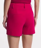 Short de vestir color fucsia, de tiro alto, con trabillas en la cintura cruzada y bolsillos laterales.