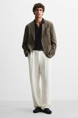 Mocasín casual de hombre, color azul marino, fabricado en piel serraje de alta calidad. Tiene forro y plantilla de piel, detalle de lazo en el empeine y horma redonda.