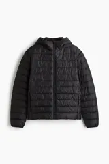 Campera puffer liviana negra con cuello elevado y capucha, cierre frontal con protección para el mentón, bolsillos laterales con cierre y bolsillos interiores abiertos. Tiene un corte ajustado que realza la silueta.