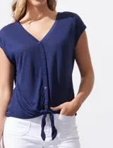 Blusa color beige de modal con escote en V, abertura central con botones y ruedo anudado. Marca French Laundry.