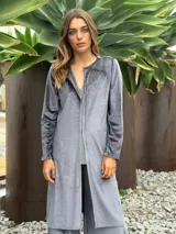 Spolverino largo de terciopelo azul con cierre frontal y mangas largas.