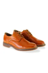 Zapato de cuero marrón tostado con cordones, diseño clásico y suela plana con leve tacón.