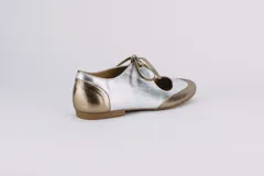 Zapatos tipo ballerina, en cuero metalizado combinado dorado y plateado, con amarre en la capellada.