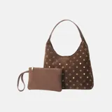 Bolso tipo hobo de gamuza color marrón, con diseño decorado con múltiples ojales metálicos dorados. Incluye una pequeña cartera tipo sobre a juego con correa de muñeca.