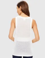 Musculosa blanca de tejido calado con escote redondo y sisas amplias.