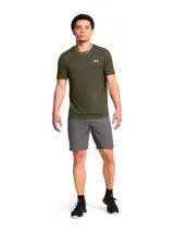 Short deportivo Under Armour Vanish Woven, color gris, con diseño ultraligero y transpirable. Cuenta con bolsillos laterales, cintura elástica con cordón ajustable y aberturas en el bajo para mayor movilidad.