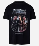 Remera negra de corte regular, confeccionada en algodón más sostenible, con cuello redondo, manga corta y estampado de carpinchos jugando rol.