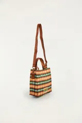 Bolso pequeño de mano con diseño a cuadros multicolor y asas superiores de color marrón. Cuenta con una correa extraíble y un parche frontal con el logo de la marca.