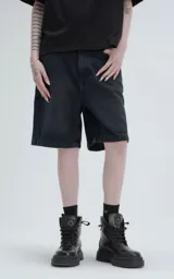 Bermuda de jean color azul oscuro, con corte recto y tiro medio. Presenta bolsillos delanteros y traseros.