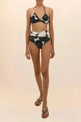 Top de bikini tipo triángulo modelo Tide, con diseño estampado floral en blanco y negro, tiras cruzadas en la espalda y lazo para anudar al frente.