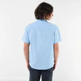 Camisa celeste de manga corta con cuello mao y cierre frontal de botones, confeccionada en mezcla de lino.