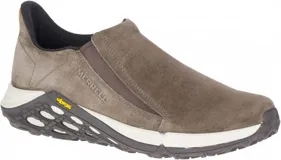 Zapato Merrell Jungle Moc 2.0 para hombre, color marrón topo, sin cordones, con capellada de gamuza, doble elástico para facilitar la postura, forro de malla reciclada, plantilla de espuma EVA reciclada, amortiguación Merrell Air Cushion+ y suela Vibram.