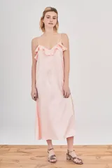 Vestido lencero midi color rosado claro con estampado jacquard de leopardo sutil. Presenta tirantes finos y un escote pronunciado con volado fruncido en el borde.