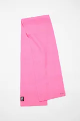 Bufanda fucsia de tejido suave con logo de la marca Bimba y Lola en etiqueta negra.