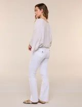Blusa de algodón y rayón color beige, de la marca Dash. Presenta diseño texturado con sutiles rayas verticales, escote en V cruzado, mangas tres cuartos amplias y ruedo elastizado.